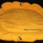 Decke in Medaillonform aus gelbem kuschelweichen Flausch.
Verzierung mit kleinen Chihuahua Motiven