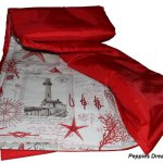 Stranddecke Maritim rot mit grauen Leuchttuermen