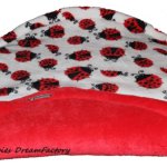 Ovale Decke in Rot mit Kaeferchenmotiv