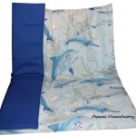 Outdoor Decke mit feuchtigkeitsabweisender Rueckseite
in Blau mit Delfinmotiv