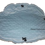 Decke in Medaillonform aus hellblauem Noppenflausch. -
Chihuahua-Applikationen