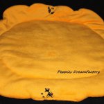 Decke in Medaillonform aus gelbem kuschelweichen Flausch.
Verzierung mit kleinen Chihuahua Motiven